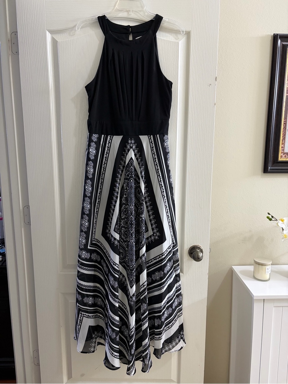 Sandra Darren Black and White Sleeveless Maxi Dress with Geometric Print